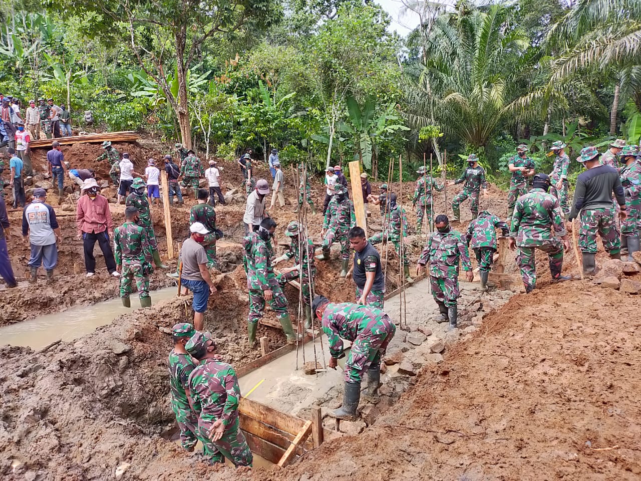 150 Prajurit TNI Kodim 0424/Tgm Ikuti Rapidtest Dan Cek Suhu Tubuh.