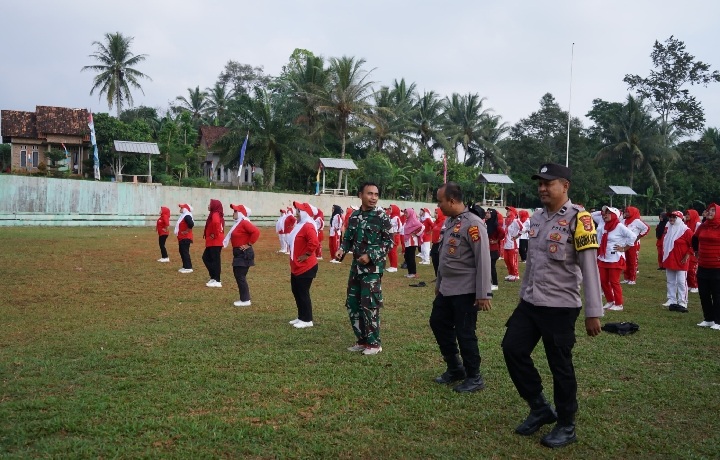 Satgas TMMD 121 Bersama Warga Fajar Mulya Senam Pagi Gembira