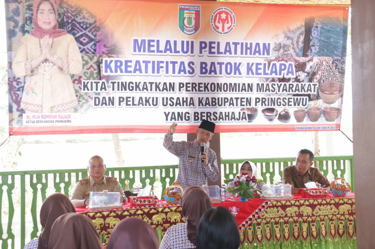 PELATIHAN KERAJINAN TANGAN BERBAHAN BAKU BATOK KELAPA