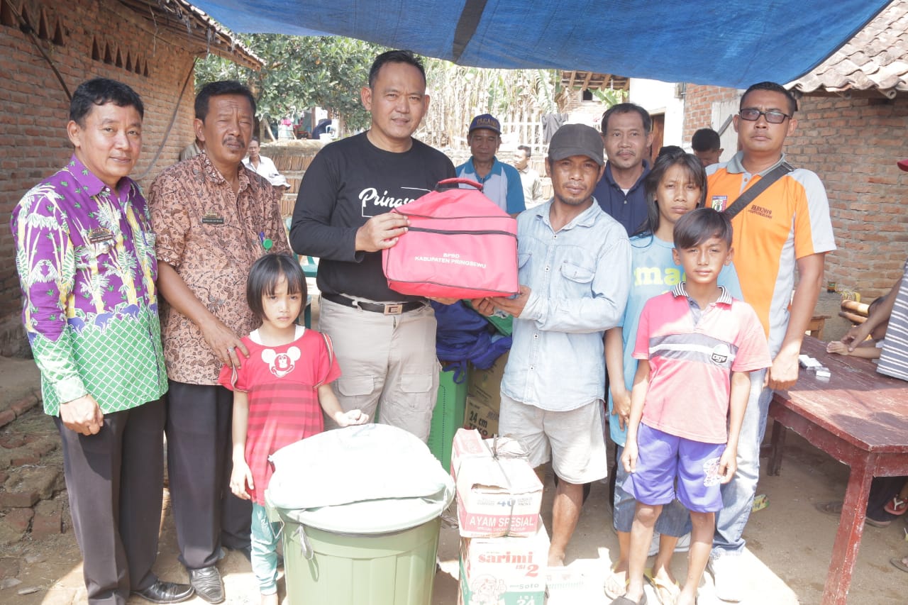 Wabup Pringsewu Tinjau Rumah Warga Yang Roboh Diterjang Angin Kencang.