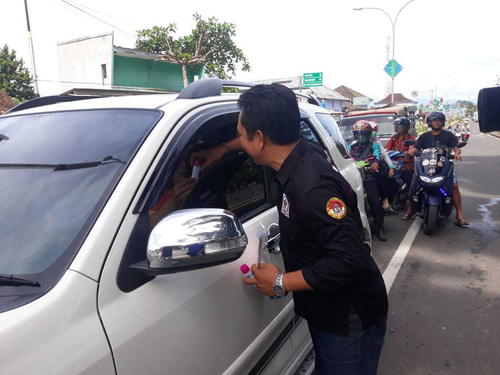 Cegah Covid-19, DPC AWPI Tanggamus Berbagi Hand Sanitizer di Jalinbar Kota Agung