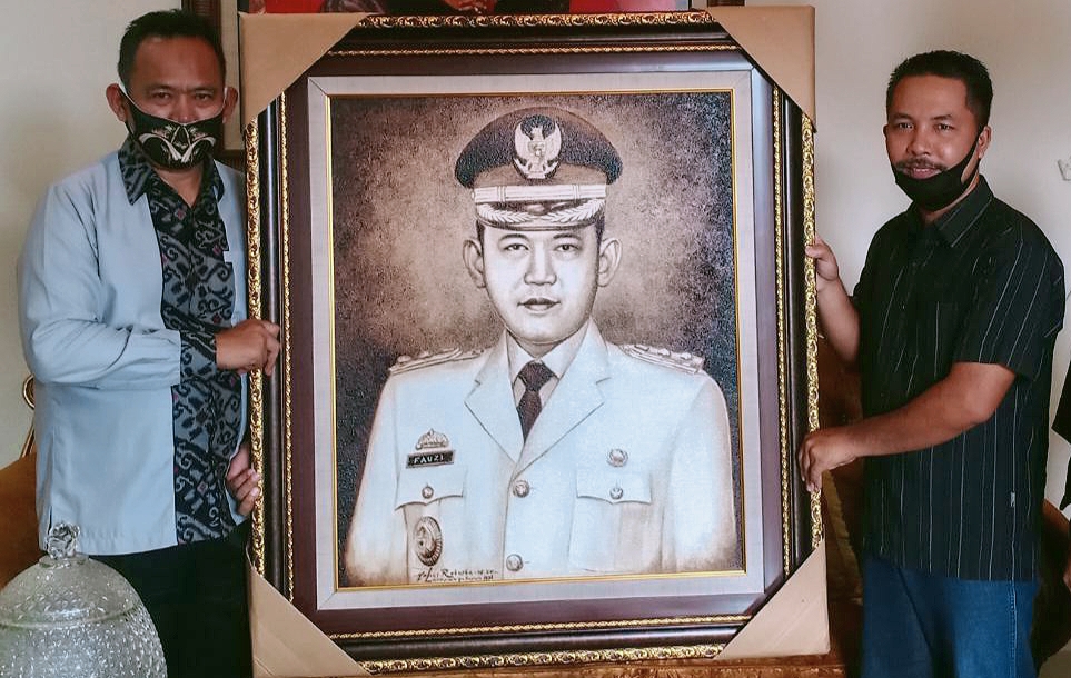 Awalnya Diragukan Orang, Yulius Benardi Melukis Pakai Kopi