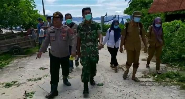 Polsek Cukuh Balak Dan Gugus Tugas Covid-19 Sosialisasi  Di Pulau Tabuan