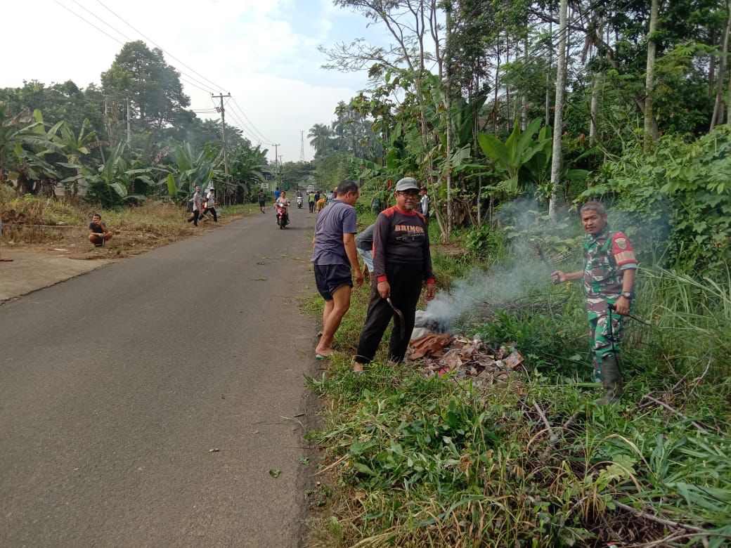 Jelang HUT RI, Babinsa dan Warga Desa Pasuruan Gotongroyong.