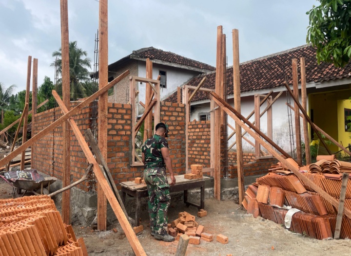 TMMD: TNI dan Warga Tanjung Rejo Pesawaran Bangun RTLH