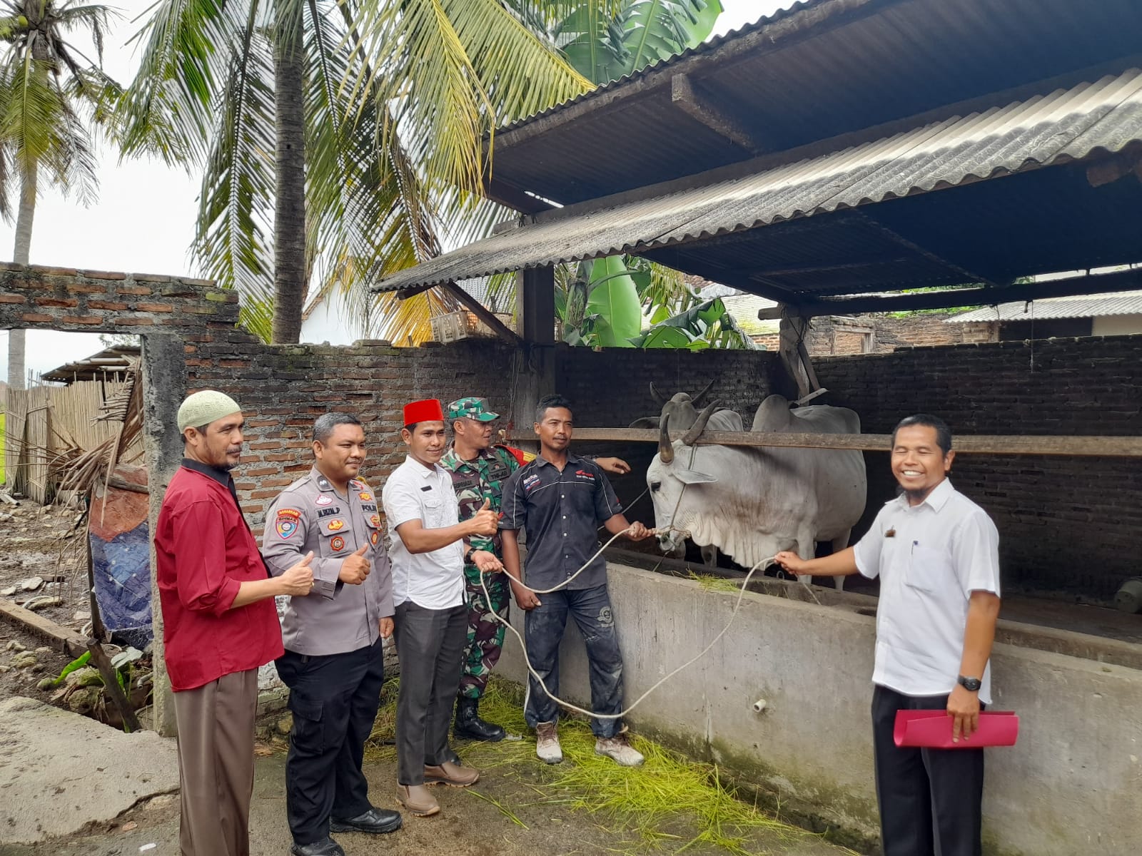 Pemdes Fajar Baru Jati Agung Beri Bantuan Sapi ke Poktan