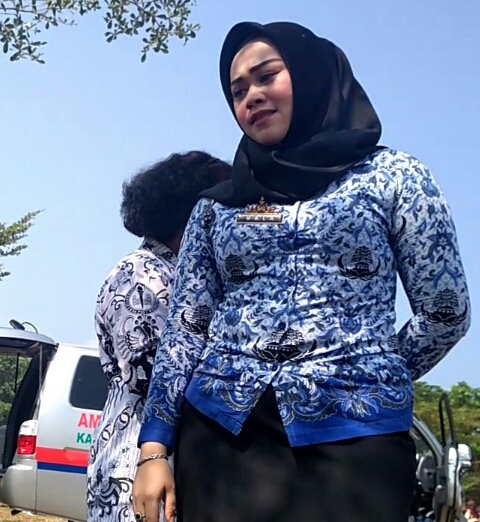 Oknum Pegawai Bapenda Pesawaran. 'Duduk Hal Biasa Dalam Upacara'
