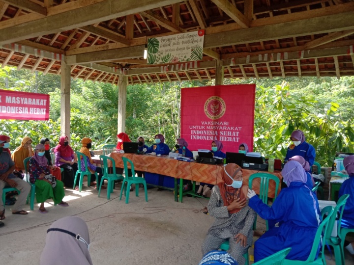 Jemput Bola, Dinkes Pesawaran dan BIN Vaksinasi Masyarakat Terpencil