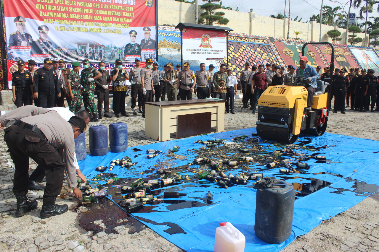 Polres Tanggamus Musnahkan Ratusan Botol Minuman Keras.