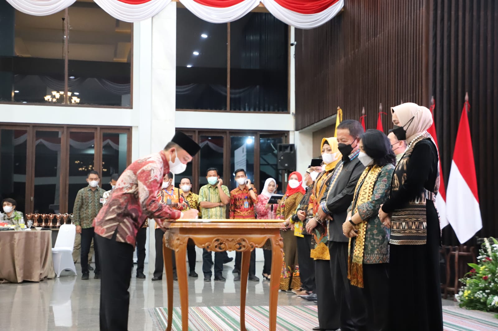 Bupati Lampung Barat Terima Penghargaan APE Dan KLA Dari Kementerian PPPA.