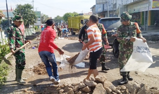 Peringati Hari Juang TNI-AD Koramil jajaran Kodim 0421/Lampung Selatan Gelar Bersih Desa.