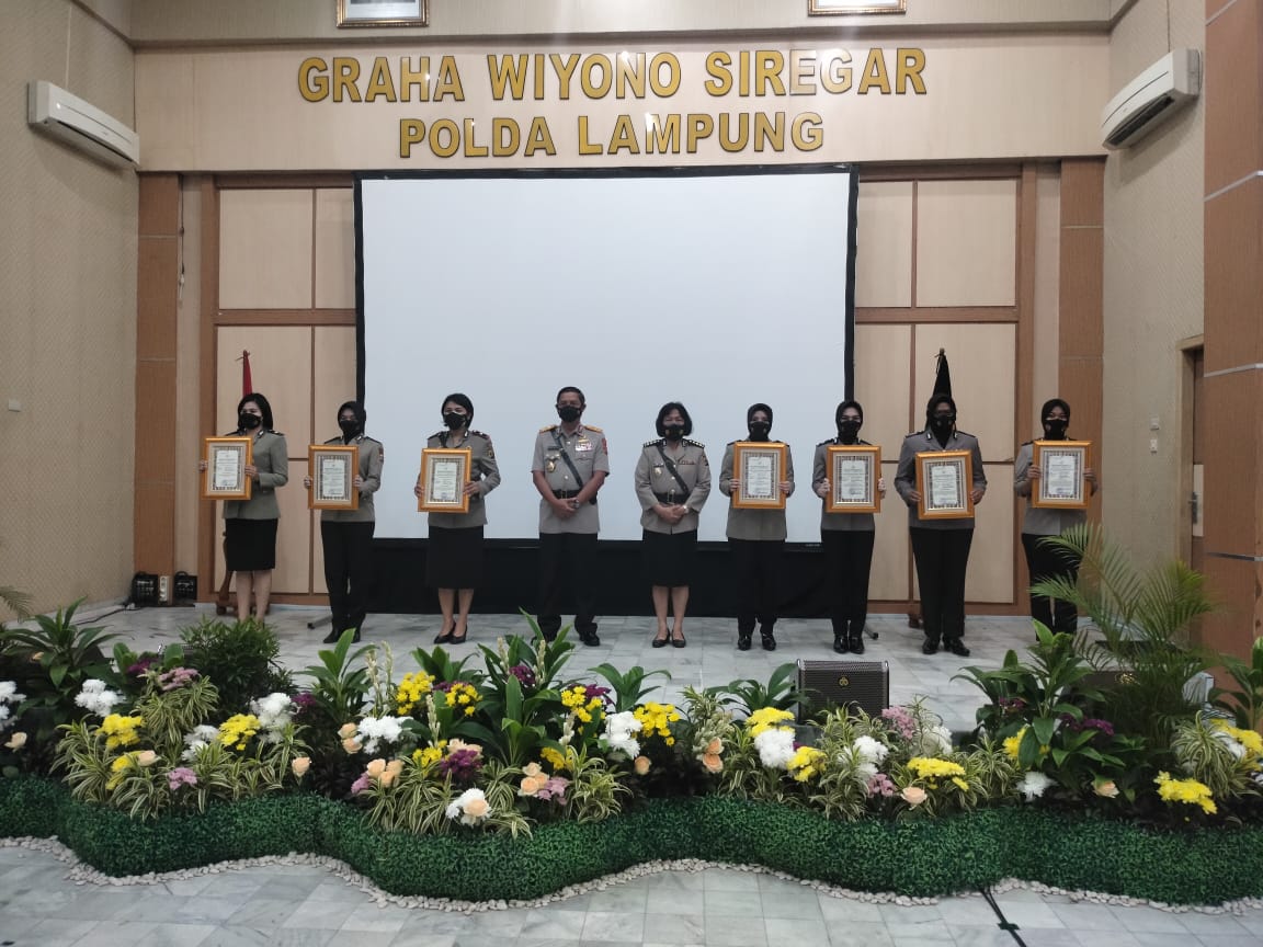 Tujuh Polwan Polda Lampung Terima Penghargaan