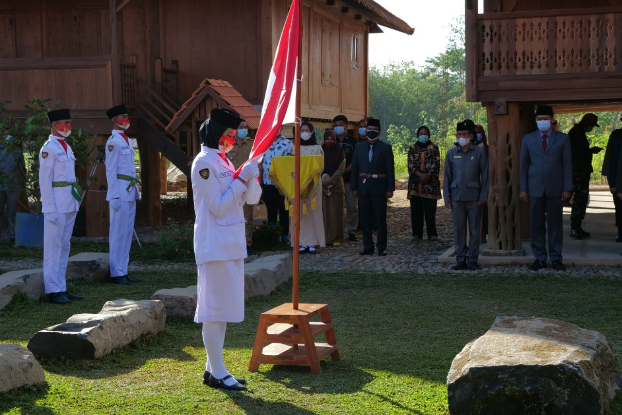 Bupati Umar Ahmad, SP Kukuhkan Paskibraka.