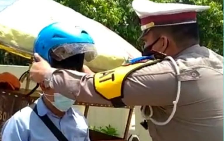 Kasat Lantas Polres Tanggamus Bagikan Helm dan Masker