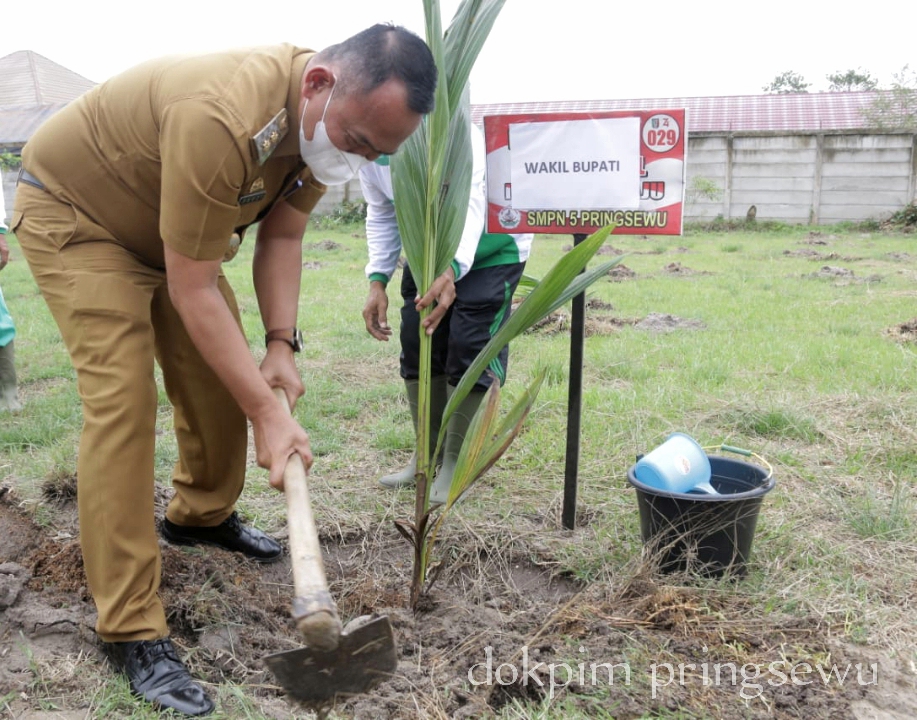 SMPN 5 & MIN 2 Pringsewu Raih Penghargaan Sekolah Adiwiyata Tingkat Provinsi Lampung 2021