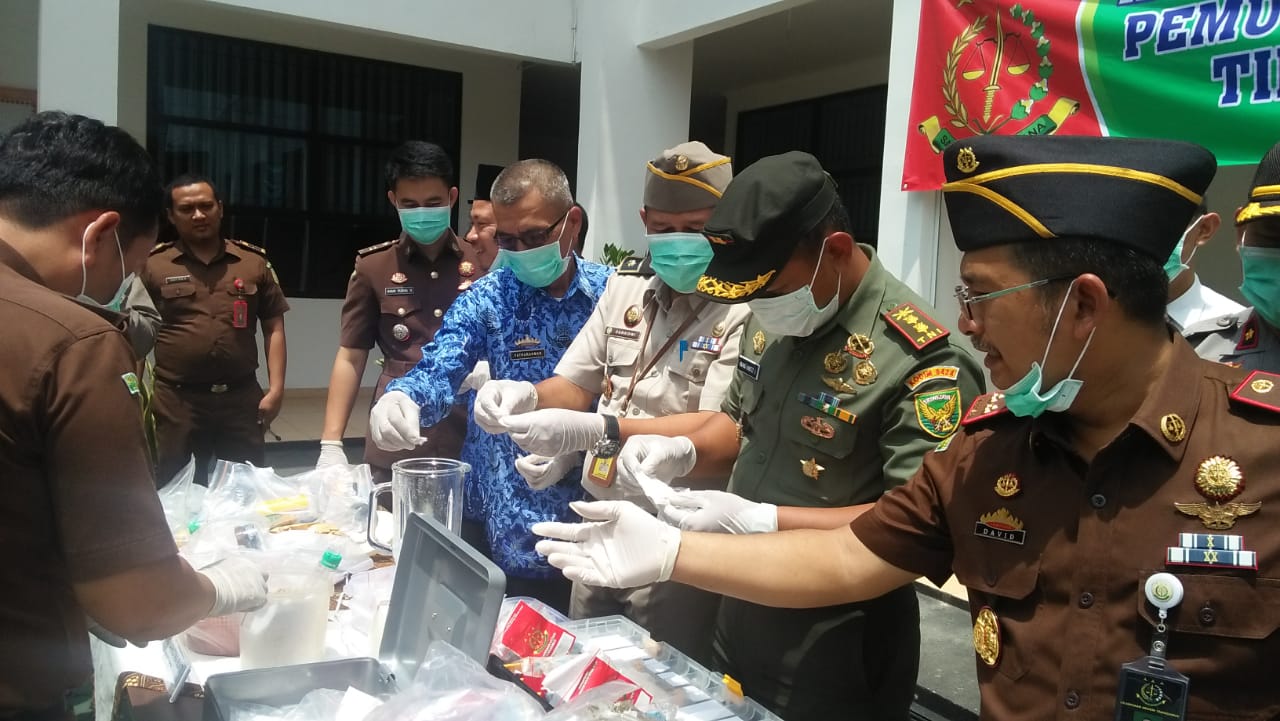 Kejari Tanggamus Gelar Pemusnahan Barang Bukti Kasus