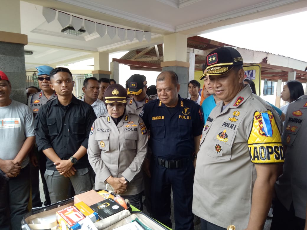 Tim DVI Polda Lampung Serahkan Jenazah Korban  Tsunami Lamsel