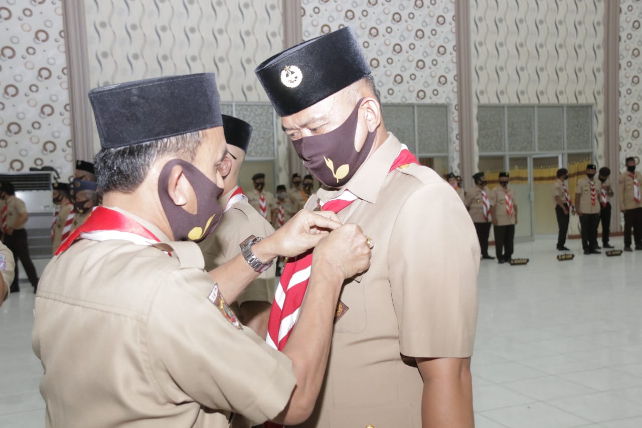 Dr.H.Fauzi Terima Penghargaan Pancawarsa III Pramuka