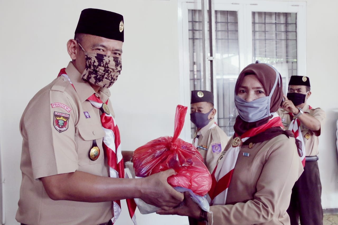 Pramuka Peduli Kwarcab Pringsewu Bagikan Paket Sembako