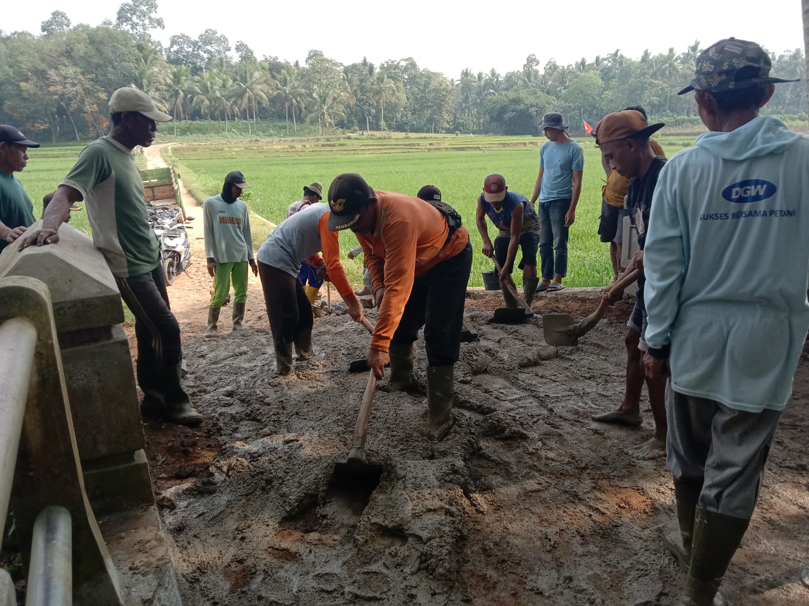 Masyarakat Dua Pekon Bergotong Royong Perawatan Jembatan