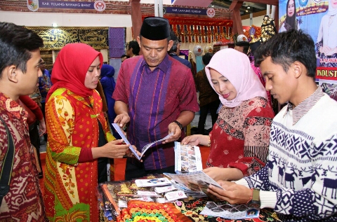 Wabup Pringsewu Tinjau Stand Pringsewu di Inacraft 2018