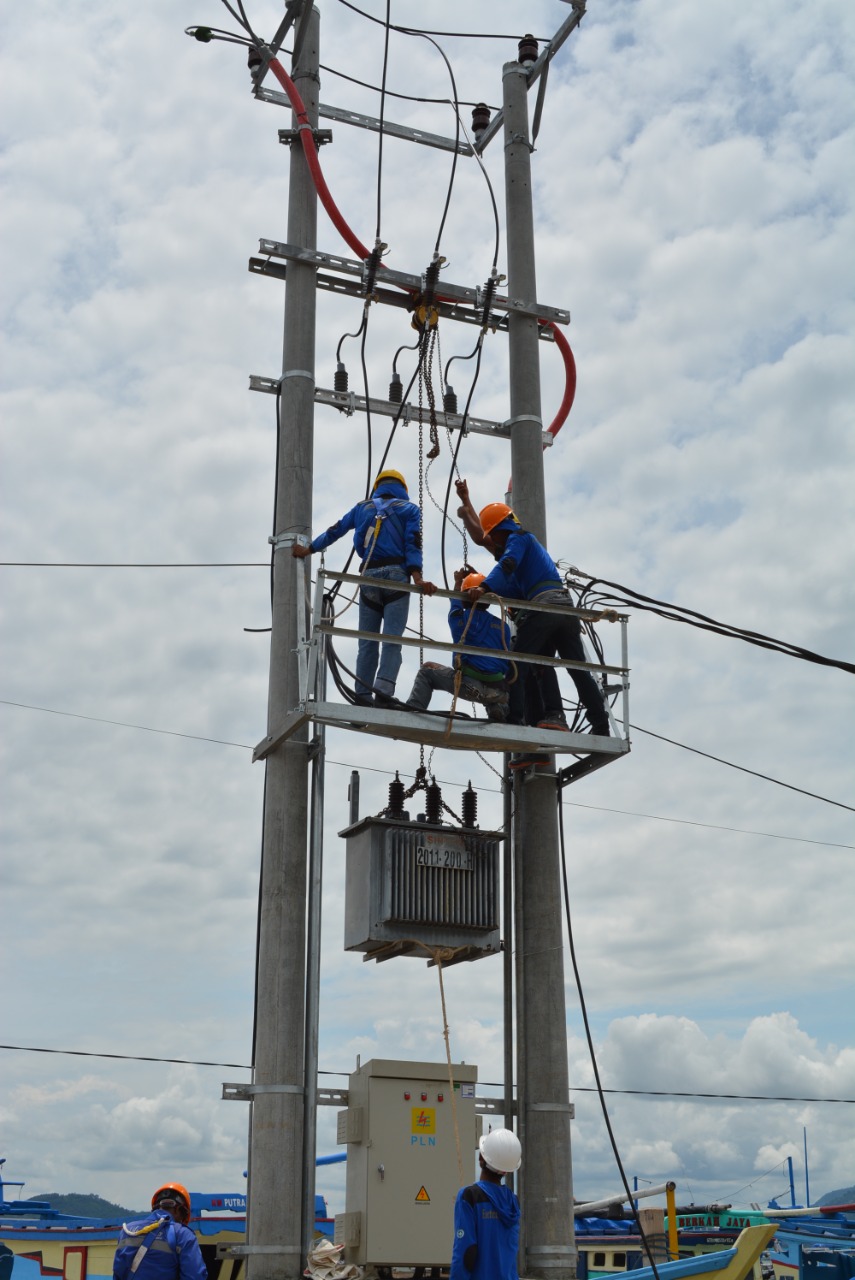 PLN Operasikan Gardu Distribusi Pertama di Pulau Pasaran, Nelayan Lebih Produktif.