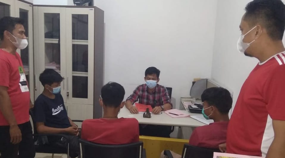 Polsek Pugung Serahkan Tiga Remaja Pelaku Pengeroyokan ke Kejaksaan