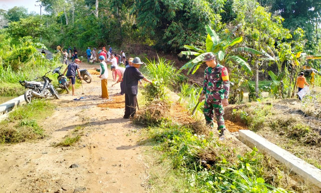 Bersama Masyarakat, Praka Erik Sockrates dan Aparat Desa Purwotani Gelar Jumat Bersih