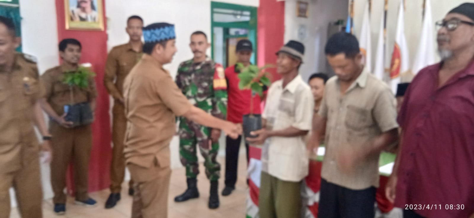 Program Ketahanan Pangan Pemdes Sumberjaya, Bagikan Bibit Kepada Warga