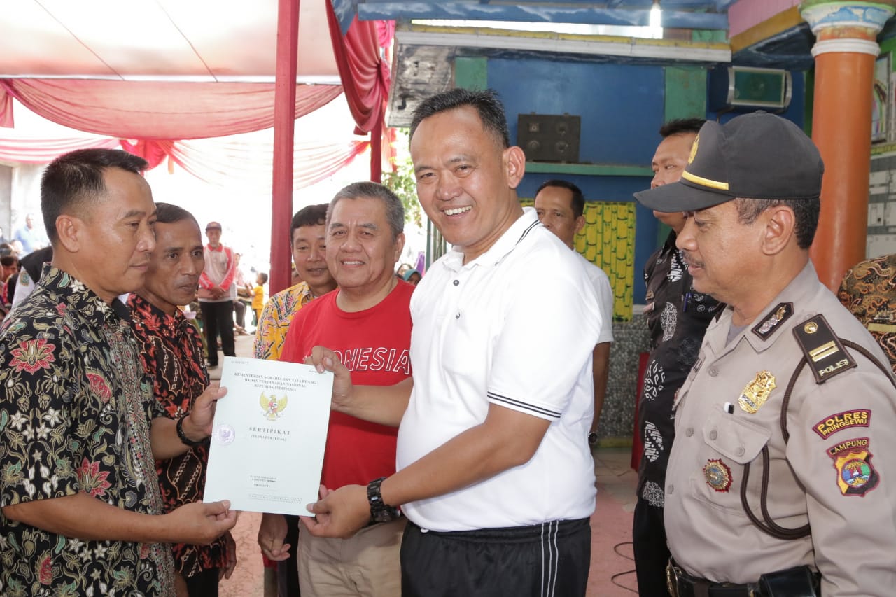 Wabup Fauzi Bagikan Sertipikat PTSL di Pringsewu Barat