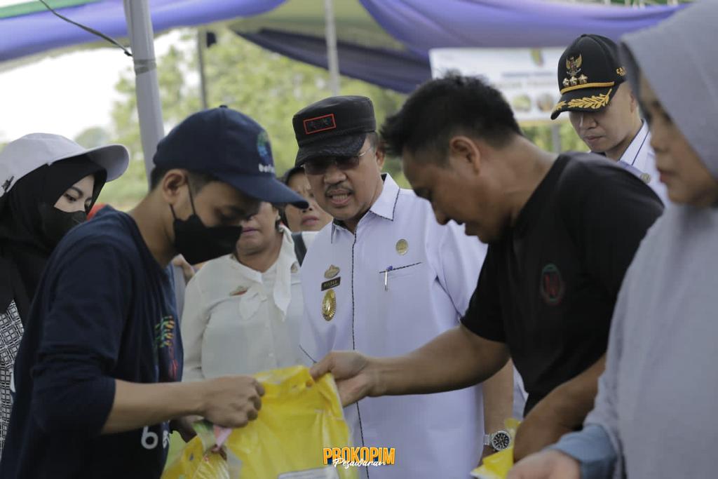 Sekdakab Pesawaran Kunjungi Pasar Murah Pemprov Lampung di Tegineneng