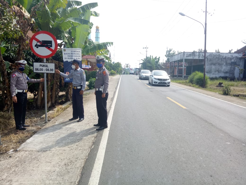 Sat Lantas Bersama Dishub Pasang Rambu Larangan Melintas Jam Tertentu