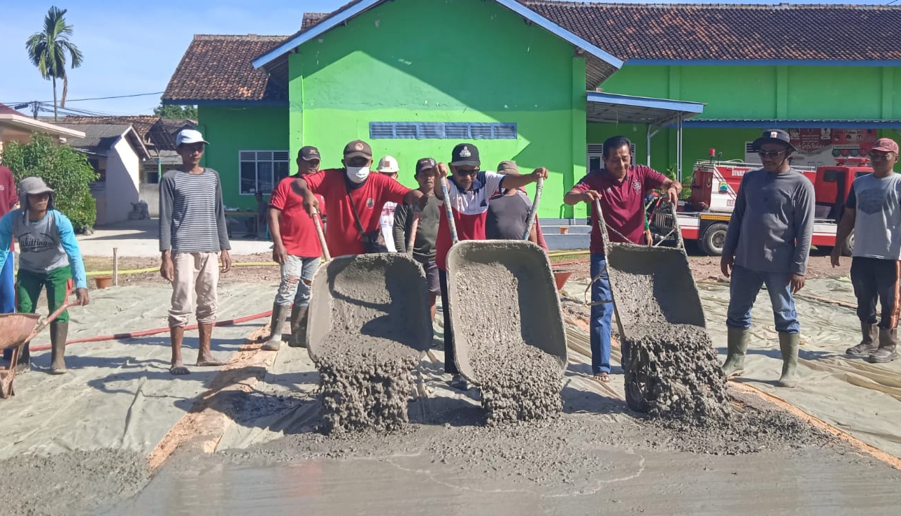 Warga Jatimulyo Gotong Royong Bangun Lapangan Voli