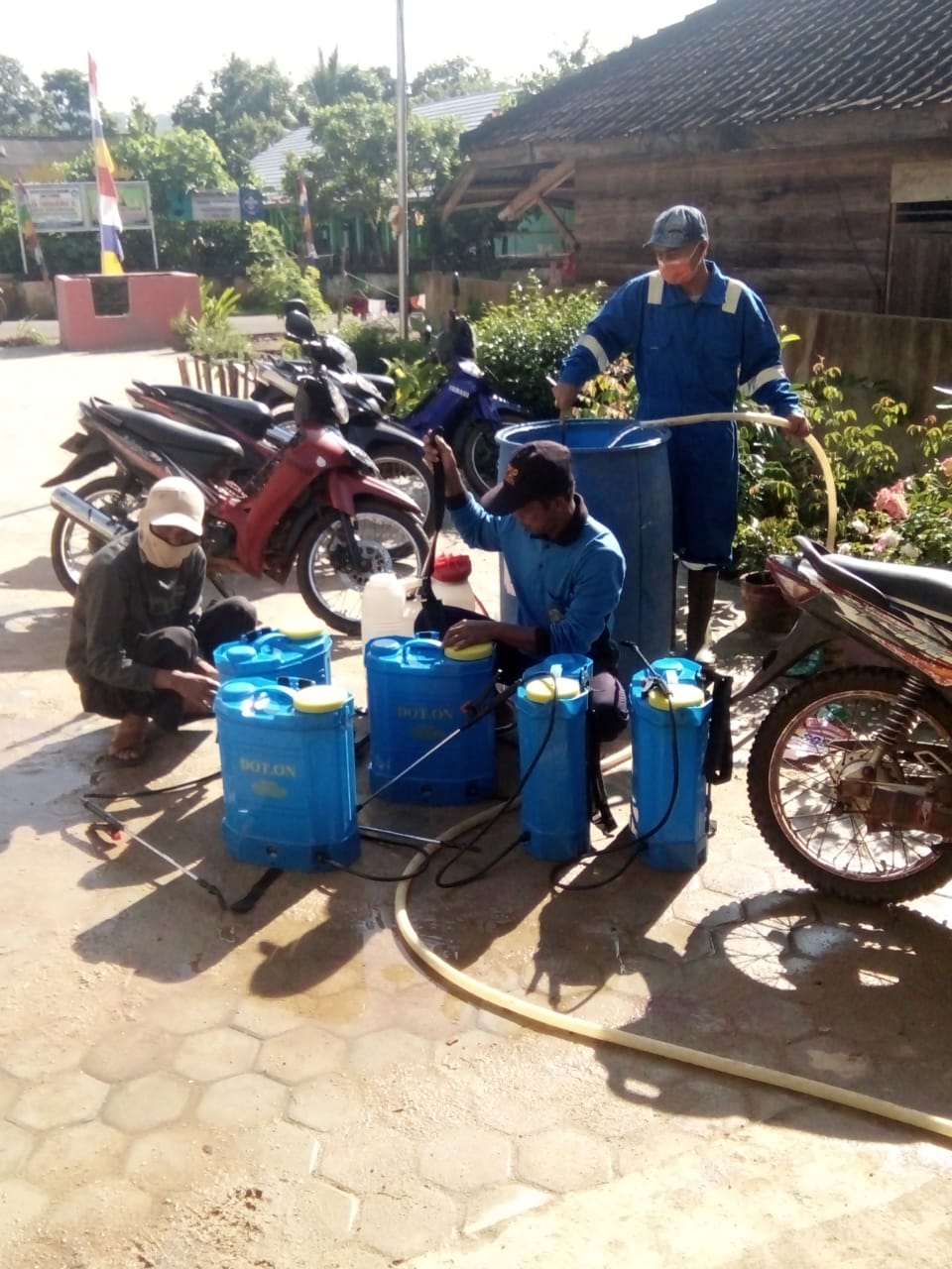 Warga Pekon Sinar Sekampung Semprot Disinfektan.