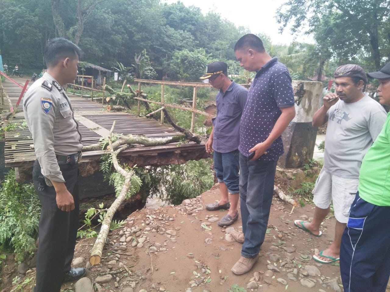 Hujan Semalaman, Jembatan Penghubung Tiga Dusun Putus