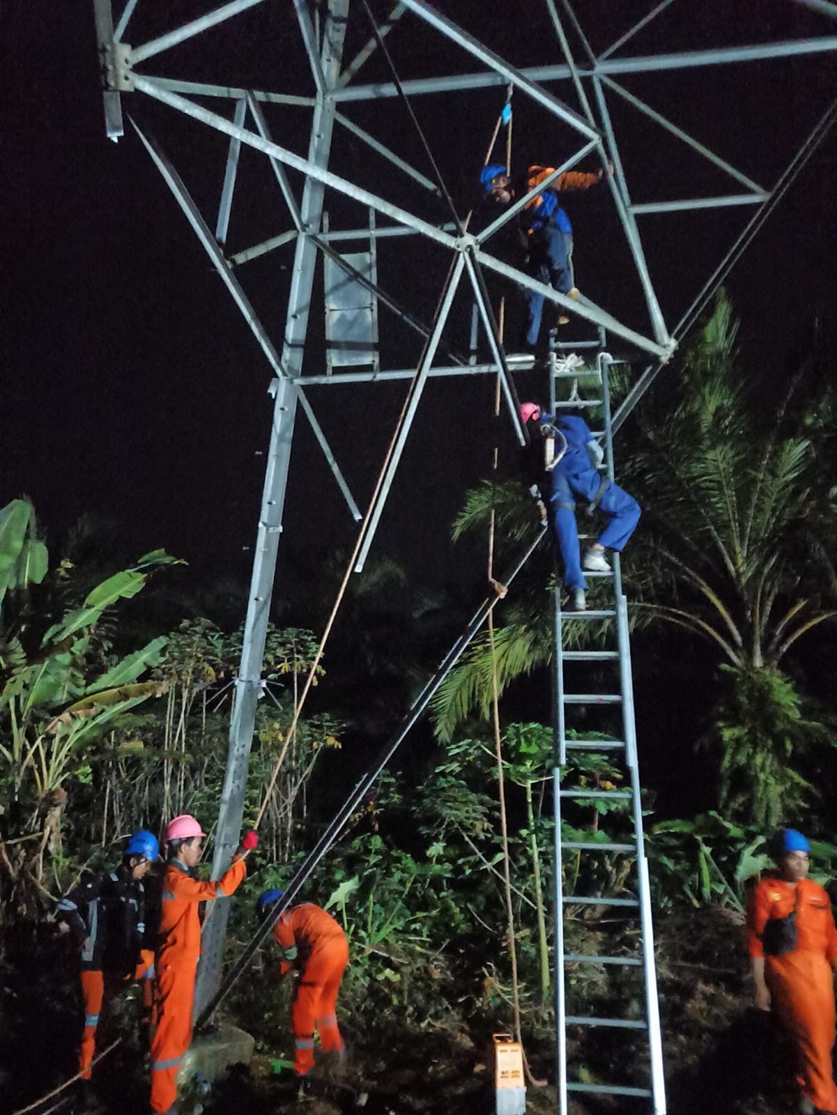 PLN Pulihkan Listrik Pasca Gangguan Cuaca Ekstrem Yang Menimpa SUTT Lahat-Bukit Adam.