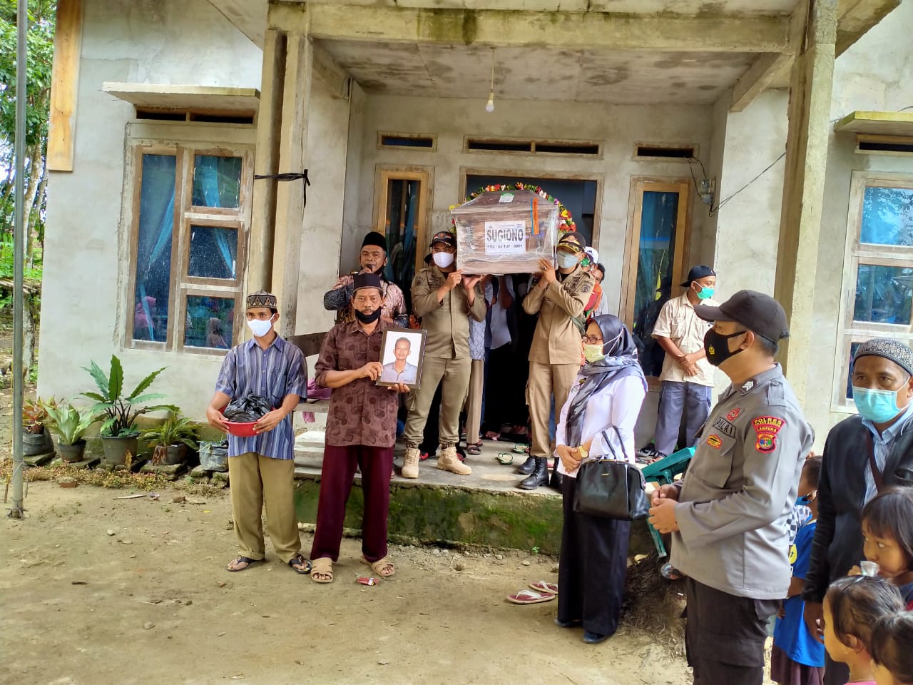 Jenazah Korban Pesawat Air SJ 182 Tiba Dirumah Duka dan Langsung Di Makamkan.