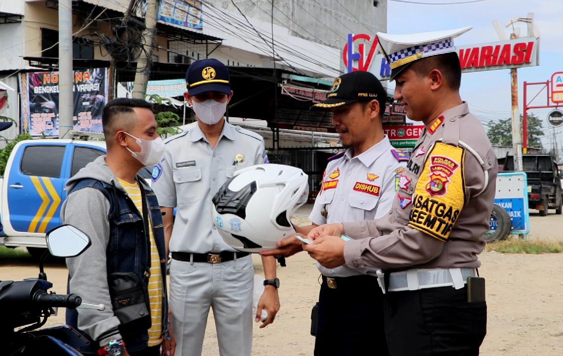 Petugas Operasi Keselamatan Pringsewu Bagikan Puluhan Helm dan Jaket