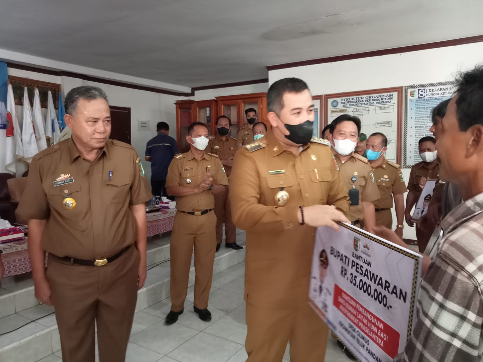 Bupati Pesawaran Serahkan Bantuan Program Bedah Rumah