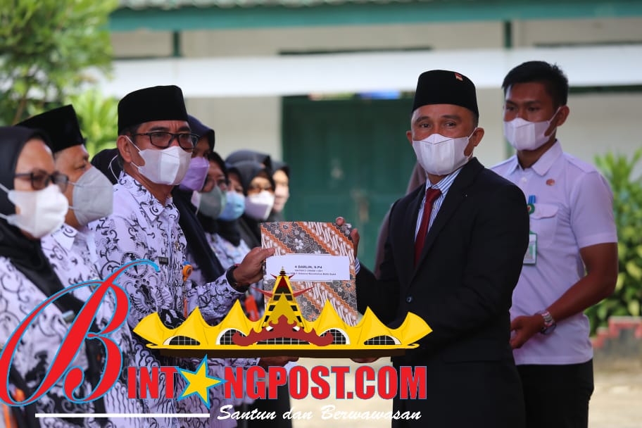 Bupati Parosil Lantik 63 Kepala Sekolah SD dan SMP