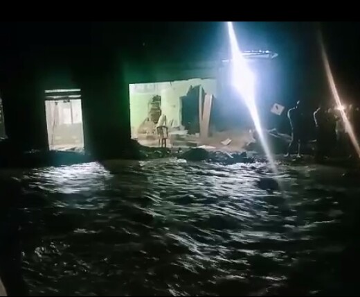 Akibat Tanggul Jebol, Sejumlah Rumah Warga di Semaka Tergenang Air.