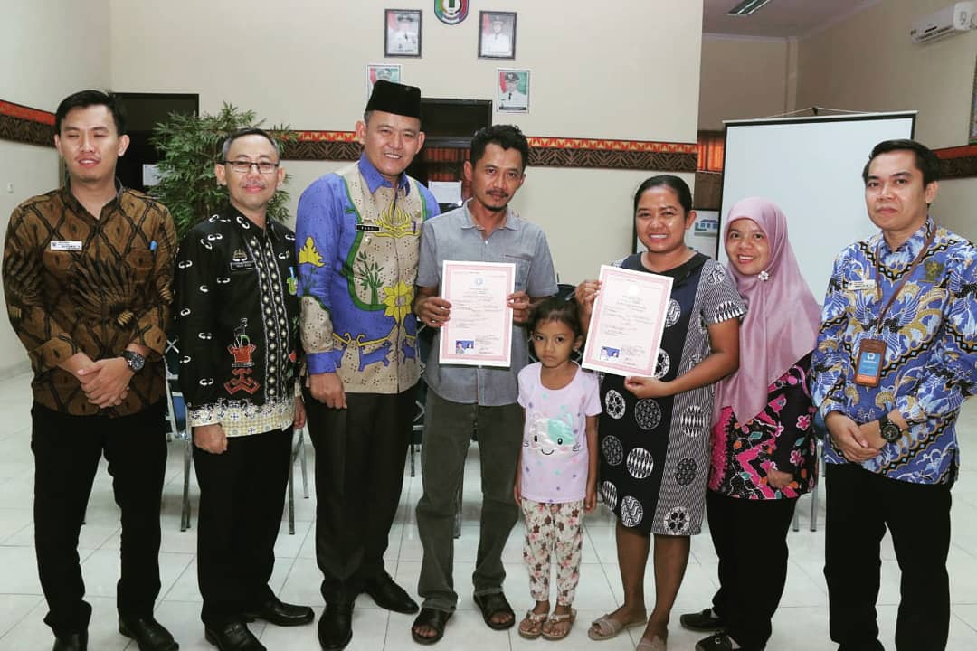 Wabup Fauzi Serahkan Akte Nikah Secara Simbolis Ke Warga