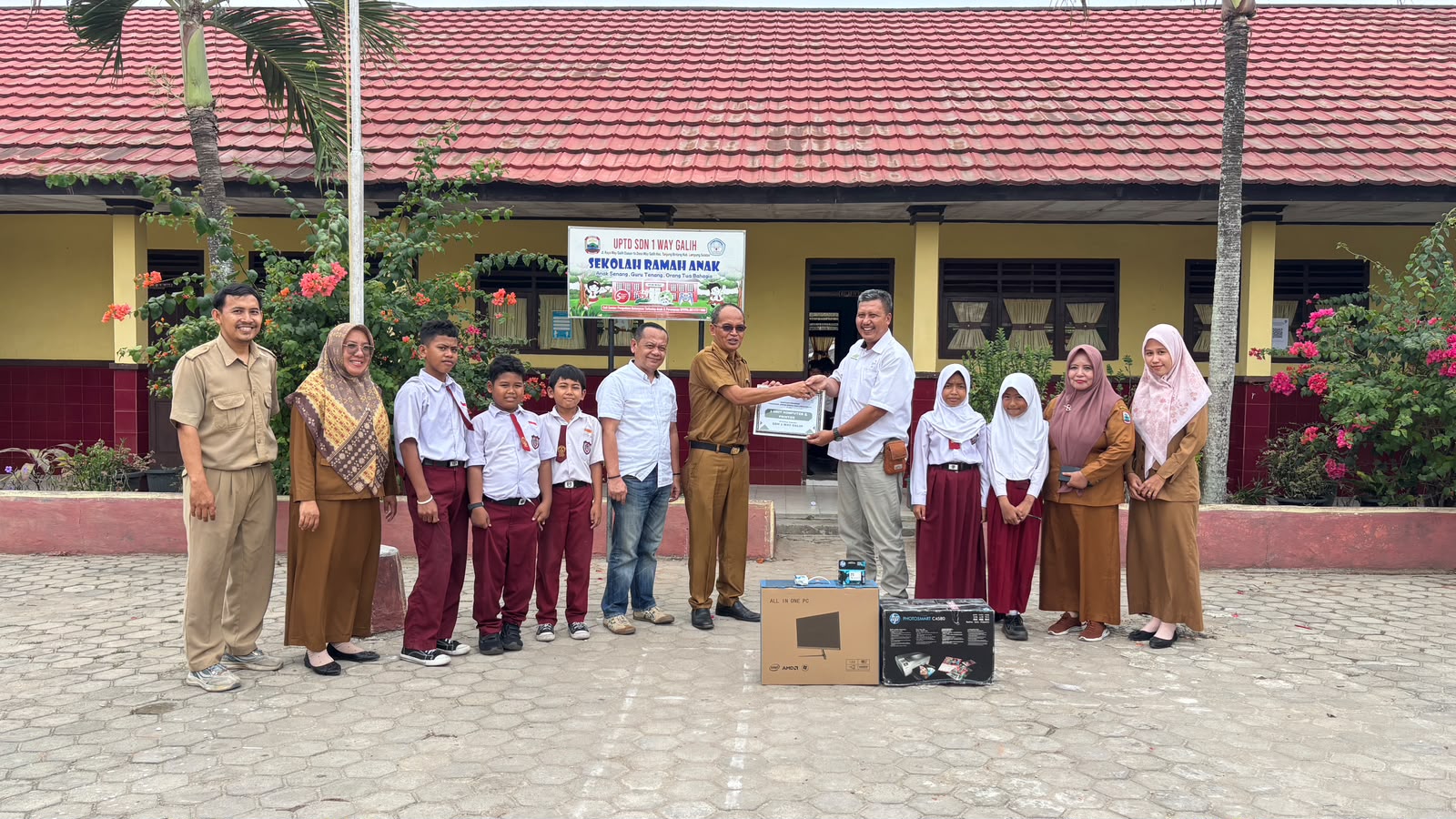 Dukung Pendidikan, PTPN I Reg.7 Salurkan Komputer dan Perlengkapan Sekolah