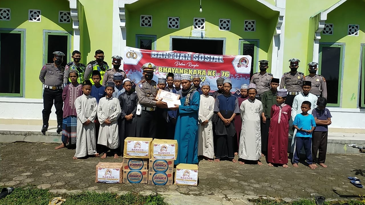 Ponpes & Rumah Ibadah di Pringsewu Terima Bansos Kepolisian