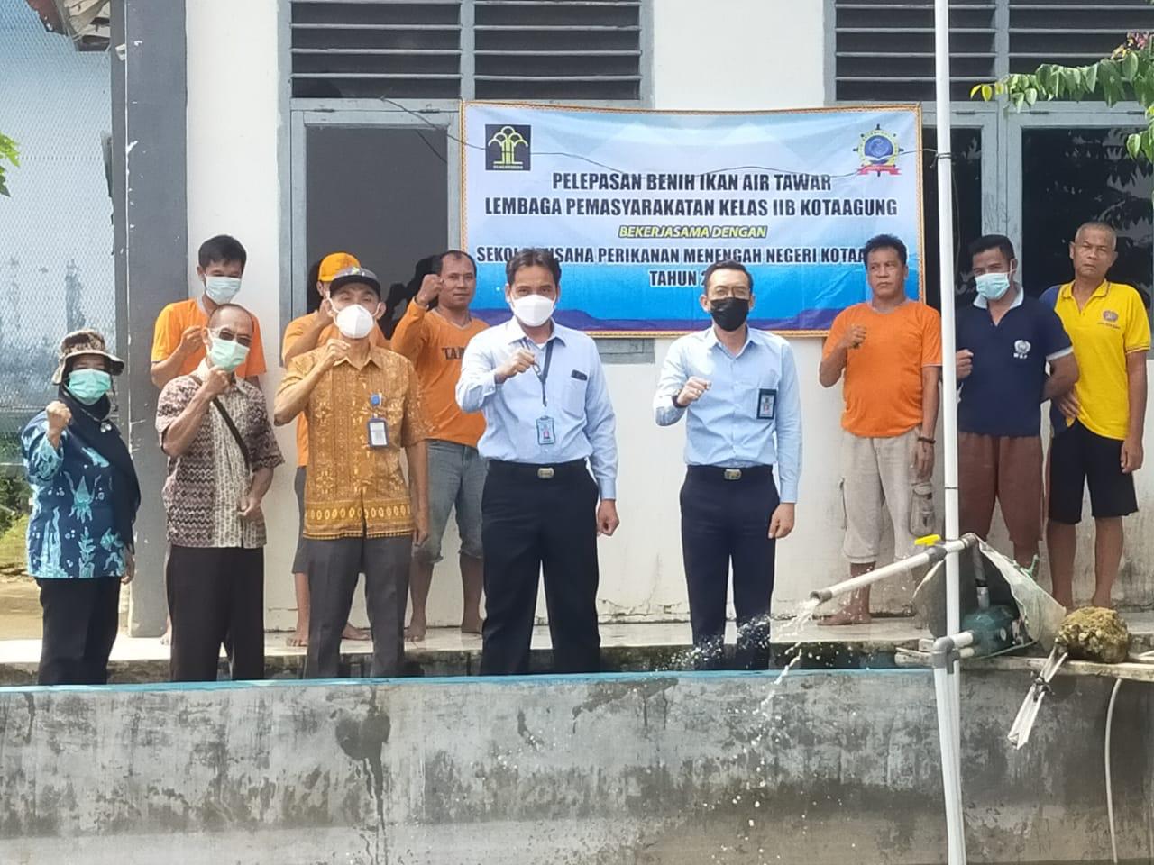 Tebar 5000 Benih Ikan, Lapas Kota Agung Lanjutkan Program Budidaya Ikan Air Tawar
