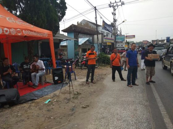 Galang Dana Bantuan, PWI Dan Komunitas Seni Pesawaran Turun Ke Jalan