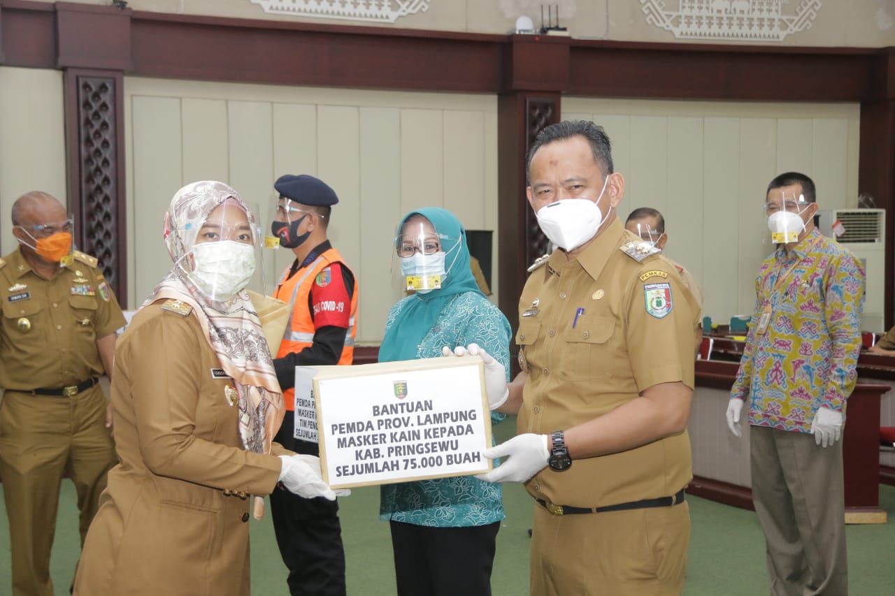 Pemkab Pringsewu Terima Bantuan Masker, Alat Pencuci Tangan & Penyekat Kasir dari Pemprov Lampung