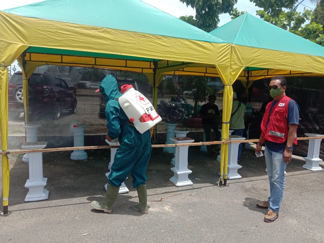 Persiapan Festival Inovasi Kewirausahan PMI gandeng PWI Pringsewu Lakukan Penyemprotan Disinfektan.