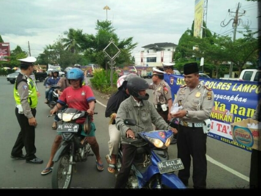 Satlantas Polres Lampura Berbagi Dengan Pengendara