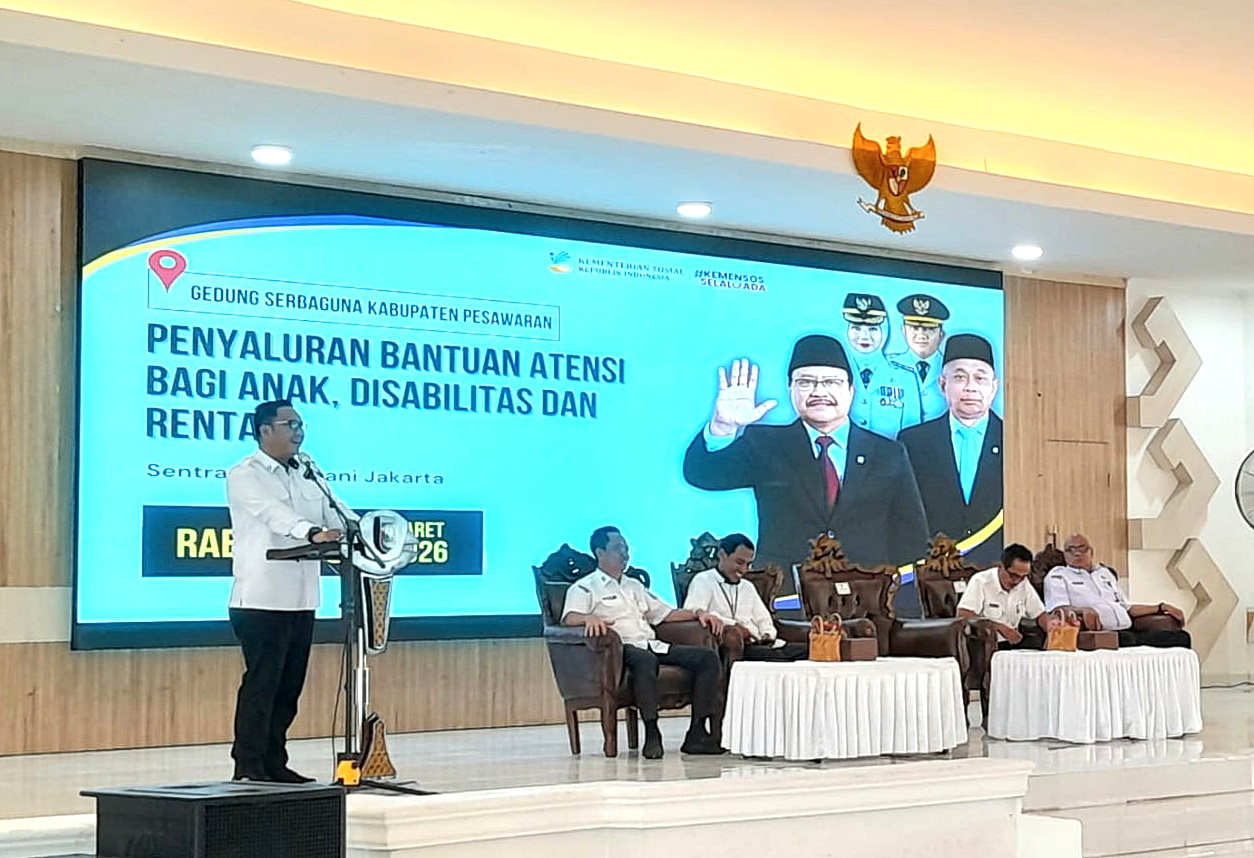 Serahkan Bantuan Program Atensi, Ini Pesan Wabup Anton